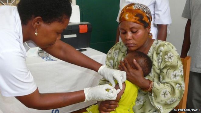 Девушка в Танзании, получающая противомалярийную вакцину во время клинического испытания