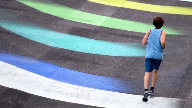 Un hombre corriendo.