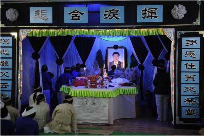 Члены семьи оплакивают ночь до вечера после похорон Сюэ Цзиньбо, 42-летнего деревенского лидера, который скончался под стражей в рыбацкой деревушке Вукань в южной провинции Гуандун 16 декабря 2011 года.