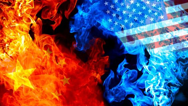 Banderas de China y EE.UU. quemándose.