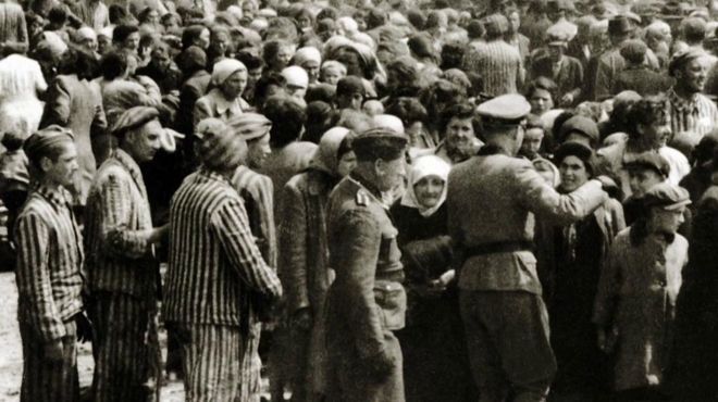 Prisioneros en el campo de Auschwitz