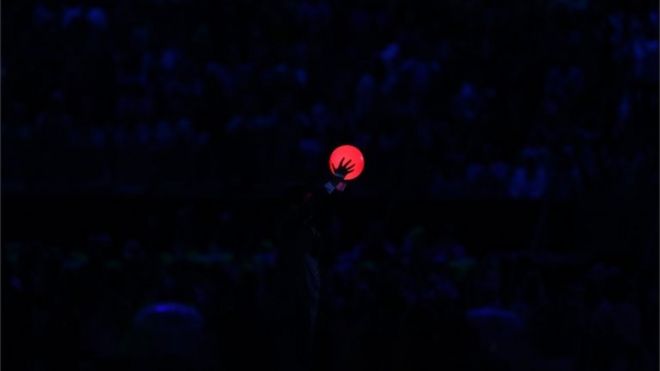 Премьер-министр Японии Синдзо Абэ держит мяч во время церемонии передачи флага во время церемонии закрытия 16-го дня Олимпийских игр 2016 года в Рио-де-Жанейро на стадионе Маракана 21 августа 2016 года в
