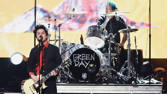 Музыкант Билли Джо Армстронг из Green Day выступает на сцене во время церемонии вручения наград American Music 2016 в театре Microsoft 20 ноября 2016 года в Лос-Анджелесе, штат Калифорния.
