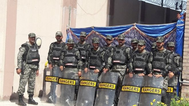 Силы безопасности у здания суда в Исламабаде 6 июля 2018 года