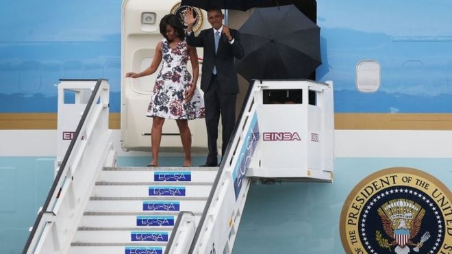 Президент США Барак Обама и Мишель Обама прибывают в международный аэропорт имени Хосе Марти на Airforce One с 48-часовым визитом на Кубу