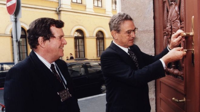 Джордж Сорос (справа) на церемонии открытия CEU в январе 1995 года с первым президентом университета Альфредом Степаном