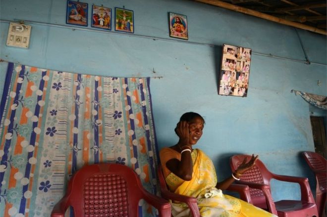 Индианка Моника Бесра говорит по мобильному телефону в своей родной деревне Накур в Данограмме, в 500 километрах (310 милях) от восточного города Калькутта