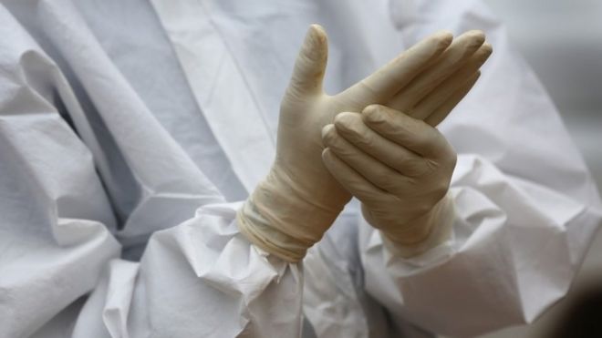 Эбола работник в защитной одежде