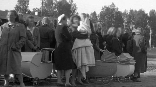 Mujeres noruegas y sus hijos en camino a Alemania desde Elverum, Noruega, en abril de 1945.