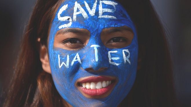 Женщина на демонстрации за снижение расходов воды