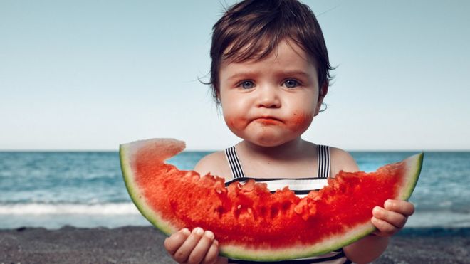 Niña comiendo fruta