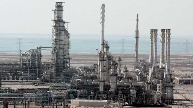 Нефтеперерабатывающий завод Рас Таннура возле Даммама в Саудовской Аравии