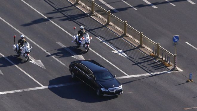 Транспортное средство, которое является частью кортежа, который, как полагают, перевозит северокорейского лидера Ким Чен Уна, проезжает через центральный Пекин