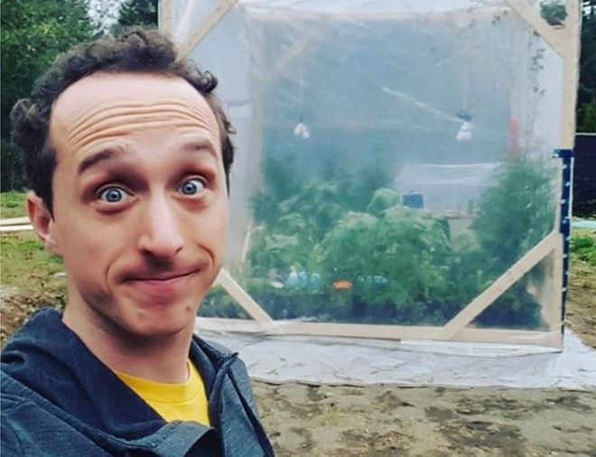 На снимке в Instagram от Kurtis Baute видно, как он нервно позирует перед пластиковым биодомом
