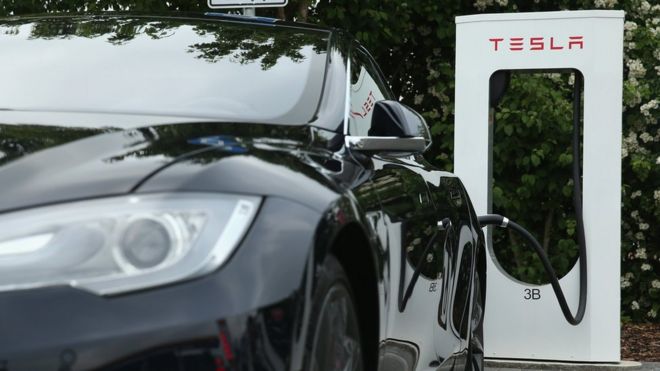 Автомобиль Tesla на зарядной станции