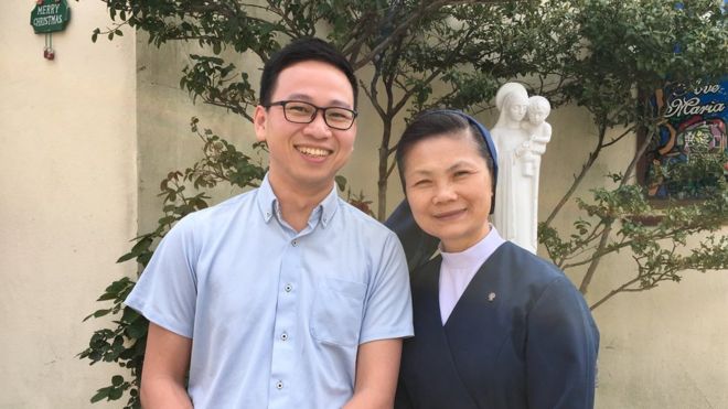 Trần Quốc Toản cùng sơ Maria Lang trước cửa nhà thờ công giáo ở Kawaguchi, nơi anh dạy tiếng Nhật tình nguyện cho nhiều du học sinh/thực tập sinh người Việt