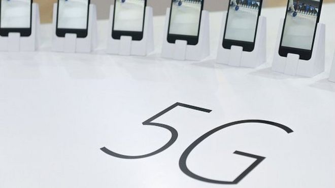 Смартфоны расположены рядом со знаком 5G