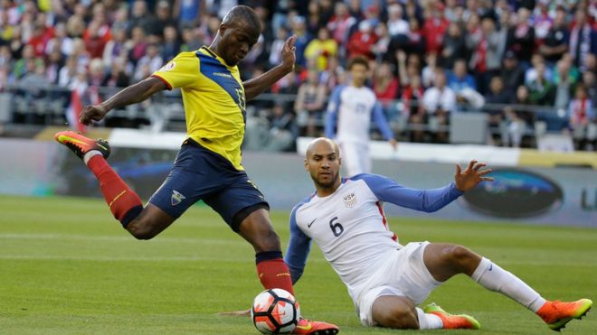 Enner Valencia remata el balón