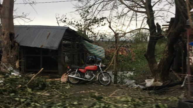 Заброшенная лачуга среди повреждений в Тугуэгарао