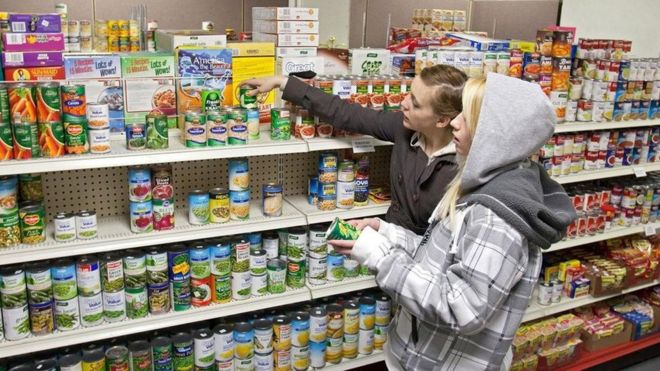 Mulheres fazem compras em supermercado