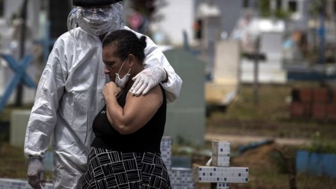 Mulher é consolada no cemitério