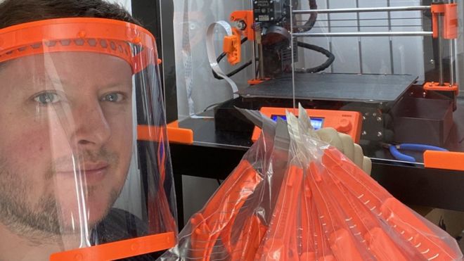 Гэри Ричс печатает на 3D-принтере лицевые щитки из своего дома.
