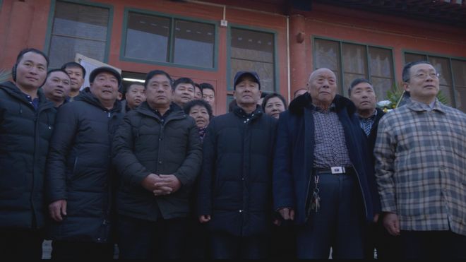 Посетители делают групповое фото перед кабинетом Чжао Цзыяна