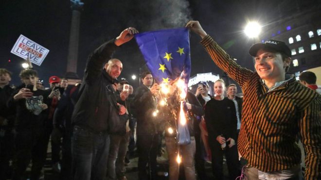 Сторонники Pro-Brexit сжигают флаг ЕС рядом с Трафальгарской площадью