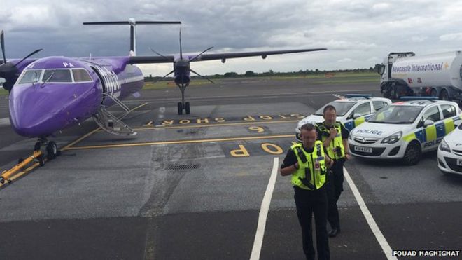 Полицейский борт самолета Flybe в аэропорту Ньюкасла