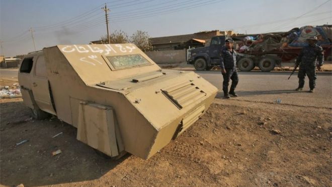 Иракские солдаты возле машины IS, подготовленной к взрыву автомобильной бомбы (ноябрь 2016 г.)