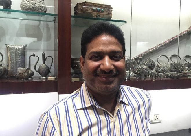Neeraj Bharadwaj управляет ювелирным магазином в старом Дели