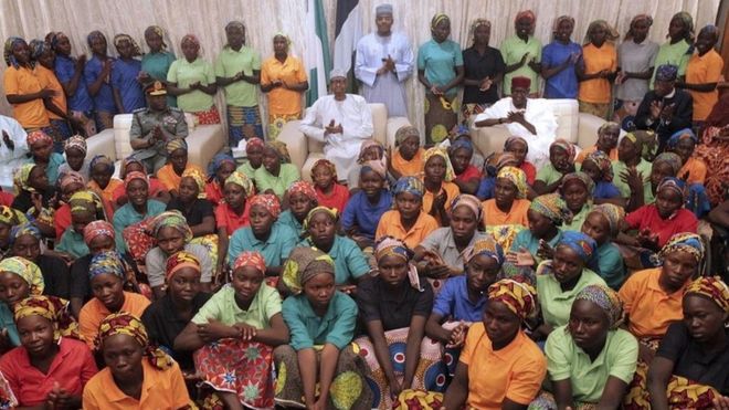 Некоторые из 82 освобожденных девочек из племени чибок встречаются с президентом Нигерии Мухаммаду Бухари (С) на президентской вилле в Абудже, Нигерия 07 мая 2017 г.