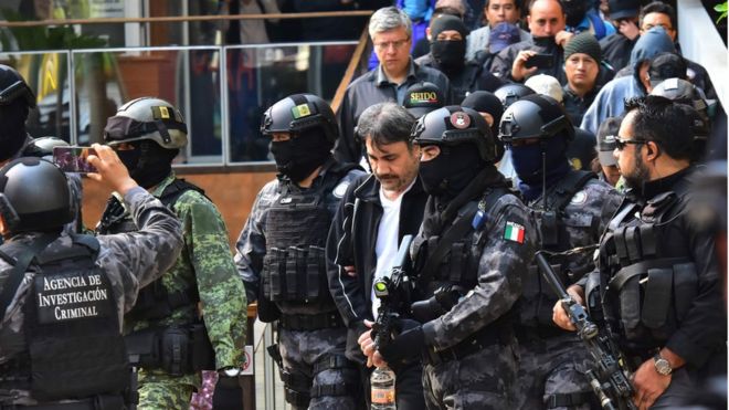 Демасо Лопес Нуньес в окружении полиции после его ареста в мае