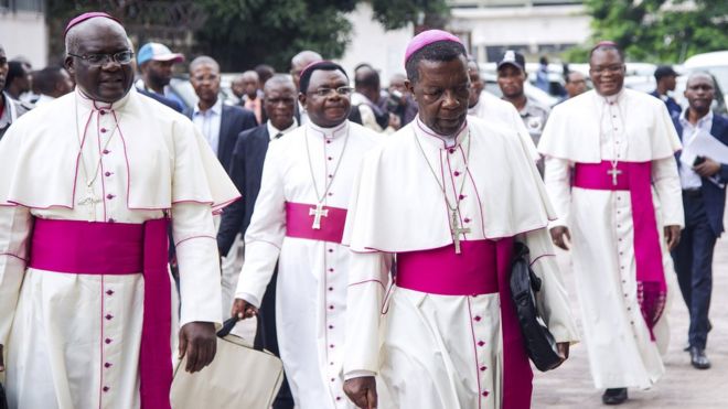 Президент Национальной епископальной конференции Конго, архиепископ Марсель Утемби и другие католические епископы, изображенные в Киншасе 1 января 2017 года.
