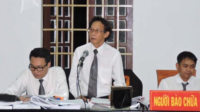 Luật sư Phạm Công Út (đứng giữa) trong một phiên xử ở tòa án