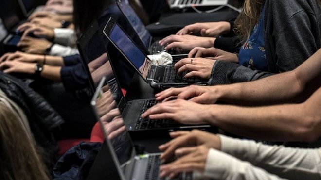 Људи раде на лаптоп рачунарима