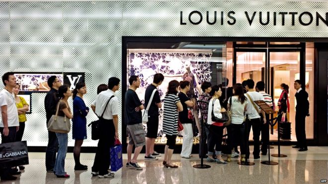 Фото из файла: Очередь за покупателями, чтобы войти в магазин французского люксового бренда Louis Vuitton в торговом центре в Шанхае, 14 июня 2010 года