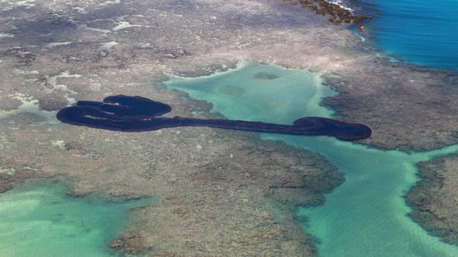 Foto aérea mostra mancha de óleo em meio a recifes e águas cristalinas de Maragogi