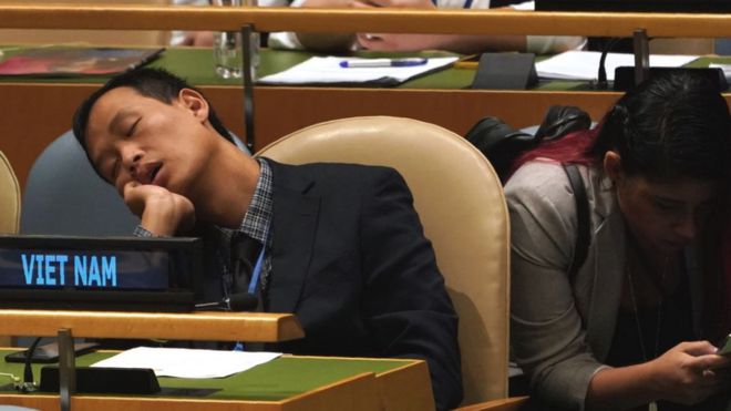 AFP chú thích rằng "một thành viên của phái đoàn Việt Nam ngủ khi tham gia phiên họp Đại hội đồng LHQ"