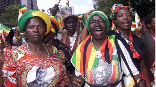 Сторонники Роберта Мугабе танцуют и поют в Хараре, Зимбабве - архивный снимок