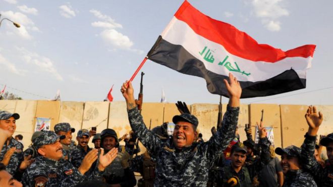 ตำรวจอิรักโบกธงเฉลิมฉลองชัยชนะเหนือกองกำลังไอเอสที่เมืองโมซุลเมื่อเดือน ก.ค.ที่ผ่านมา