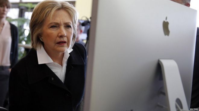 Hillary Clinton mira una computadora