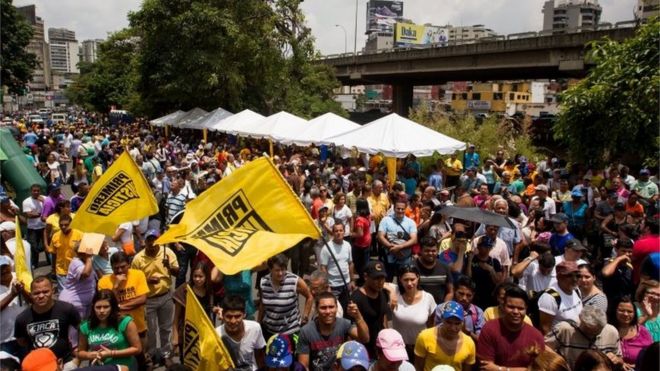 Люди участвуют в мероприятии, организованном венесуэльской оппозицией и собирающем подписи в рамках процесса проведения референдума по смещению президента Венесуэлы Николаса Мадуро в Каракасе, Венесуэла, 27 апреля 2016 года. Национальный избирательный совет Венесуэлы, или CNE, согласился 26 Апрель, чтобы начать процесс созыва референдума об отзыве президента Николаса Мадуро.
