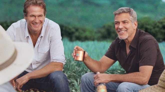 Ранде Гербер и Джордж Клуни в поле агавы в рекламном ролике для Казамигоса