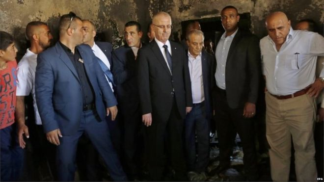 Премьер-министр Палестины Рами Хамдалла (С) на месте нападения в Думе (31/07/15)