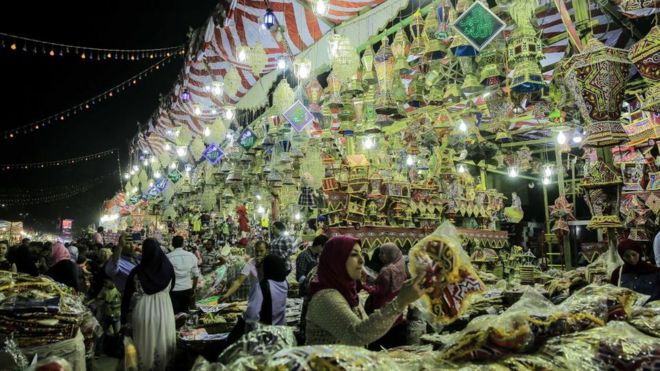 سوق الفوانيس في حي السيدة زينب في القاهرة بمصر