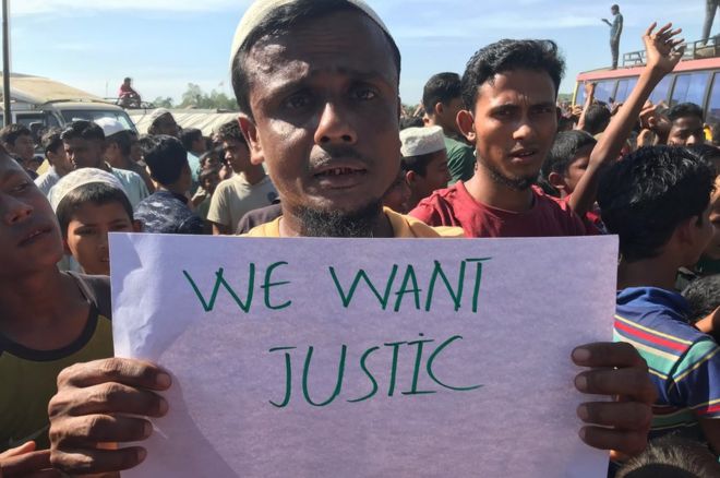 Протестующий на рохингье в Кокс-Базаре держит плакат с требованием справедливости