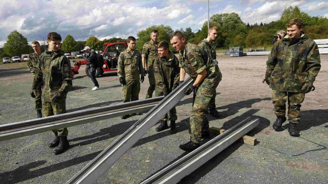 Ханау, Германия - армия строит палатку для мигрантов, 14 сентября 15