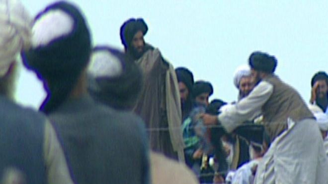 Лидер талибов мулла Омар, изображенный в 2001 году