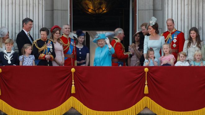 Члены королевской семьи собрались на балконе в Букингемском дворце, чтобы посмотреть на полет Герцогиня Кембриджская была одета в платье Александра Маккуина, а герцогиня Сассекс - Каролины Эрреры